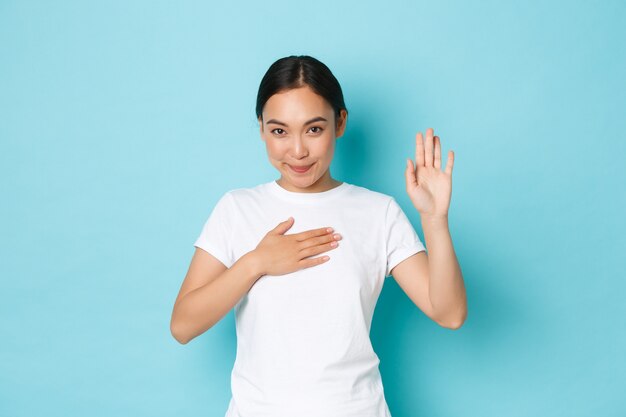 Mulher asiática em posar de camiseta casual