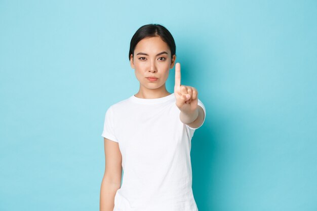 Mulher asiática em posar de camiseta casual