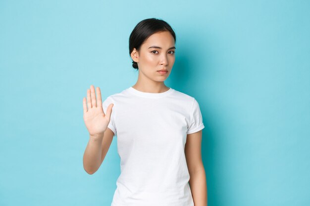 Mulher asiática em posar de camiseta casual