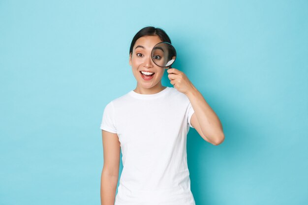 Mulher asiática em posar de camiseta casual