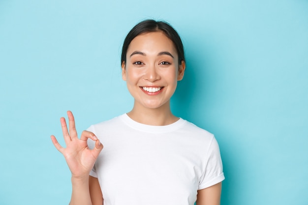 Mulher asiática em posar de camiseta casual