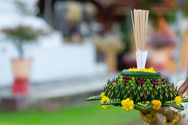 Mulher asiática em vestido tailandês tradicional realiza festival kratong Loy krathong