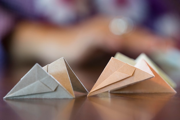 Mulher asiática fazendo origami com papel japonês