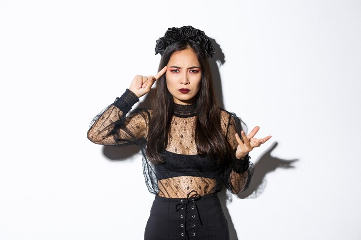 Foto grátis mulher asiática frustrada com fantasia de halloween, discutindo e reclamando, repreendendo por algo estúpido, apontando o dedo para a cabeça e fazendo caretas, em pé sobre um fundo branco.