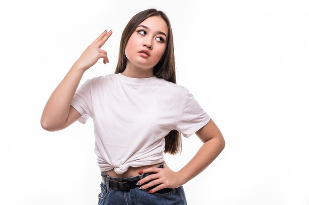 Mulher asiática grávida isolada no branco, gritando-se isolado na parede branca