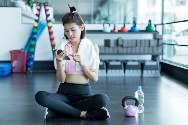 mulher asiática jogar fitness no ginásio