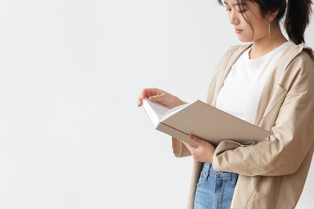 Mulher asiática lendo um livro