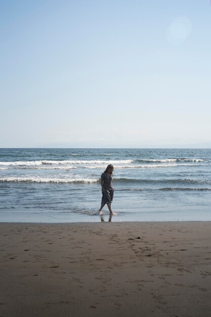 Mulher asiática na praia