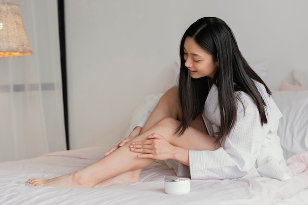 Mulher asiática relaxando em casa