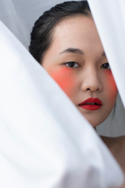 Mulher asiática usando maquiagem