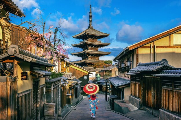 Mulher asiática vestindo quimono tradicional japonês no pagode de Yasaka e na rua Sannen Zaka em Kyoto, Japão.
