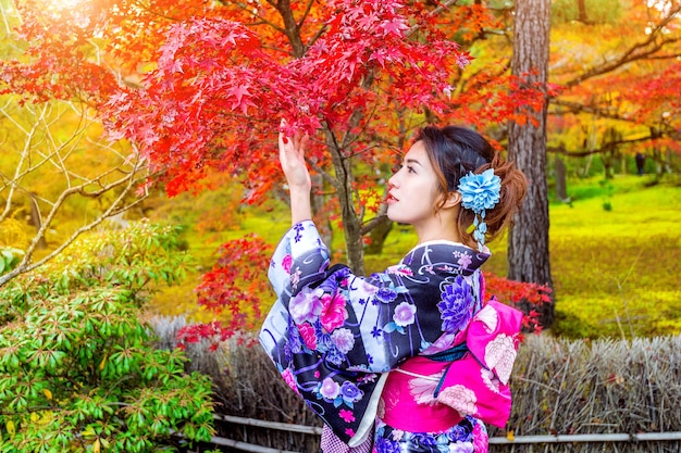 Mulher asiática vestindo quimono tradicional japonês no parque outono. Japão