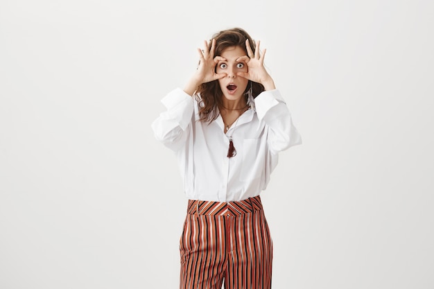 Foto grátis mulher assustada e chocada deixa cair o queixo e arregala os olhos, impressionada