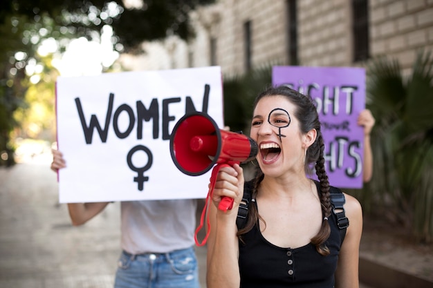 Mulher ativista protestando por seus direitos