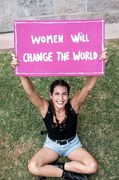 Mulher ativista protestando por seus direitos