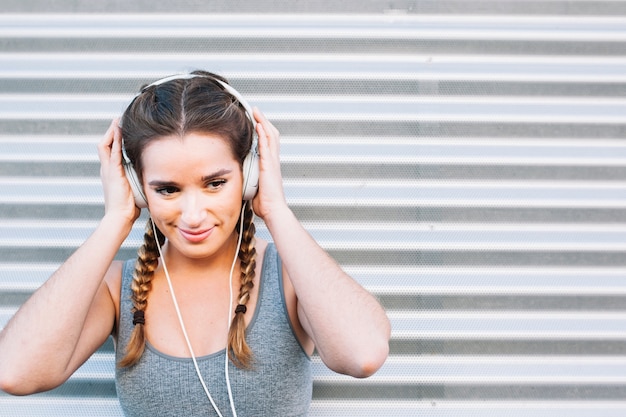 Foto grátis mulher atlética com fones de ouvido