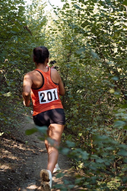 Mulher atlética participando de um cross country