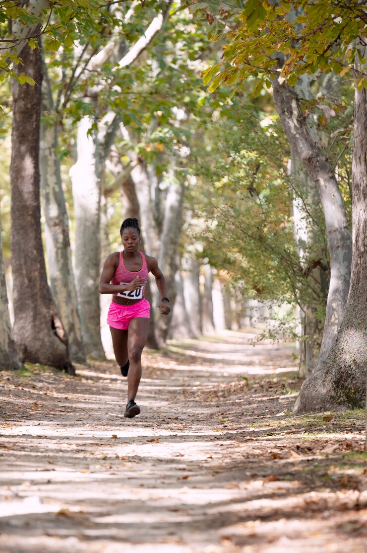 Foto grátis mulher atlética participando de um cross country