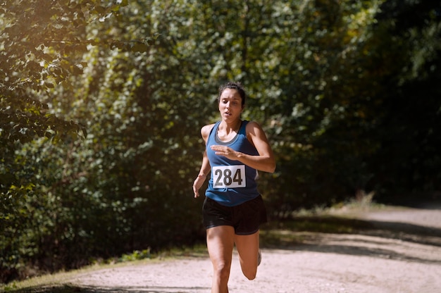 Foto grátis mulher atlética participando de um cross country