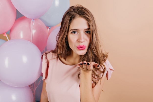 Mulher atraente cansada mandando beijo no ar