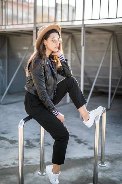 Mulher atraente com cabelo dourado posando no skatepark no centro da cidade