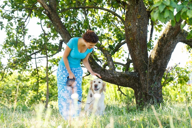 Foto grátis mulher atraente com cachorro