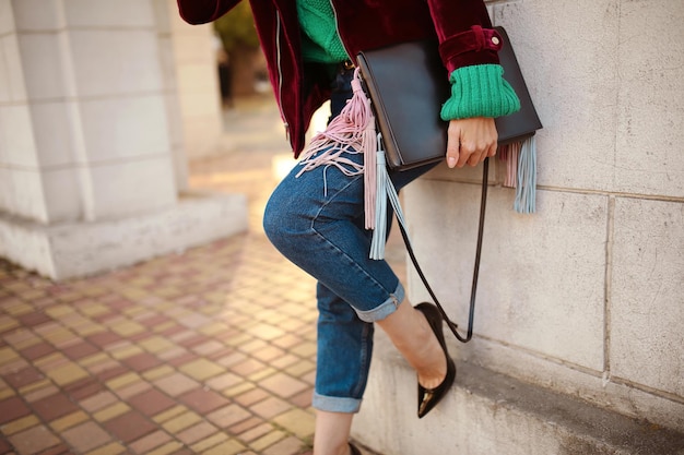 Mulher atraente com roupa da moda no estilo outono caminhando na rua