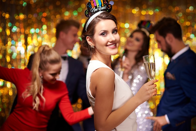Foto grátis mulher atraente com uma taça de champanhe