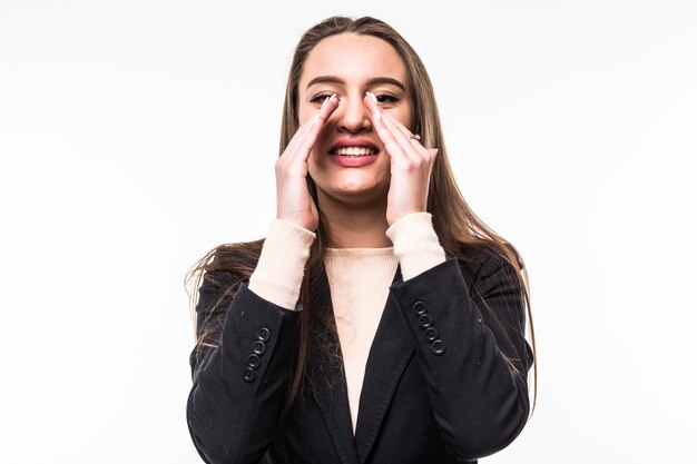 Mulher atraente e profissional fazer sinal de grito em um branco.