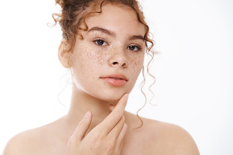 Foto grátis mulher atraente e sensual jovem ruiva com sardas nuas com sardas aceitando o próprio toque corporal positivo na pele aplicando produtos para a pele, tomar banho, banheiro com fundo branco em pé