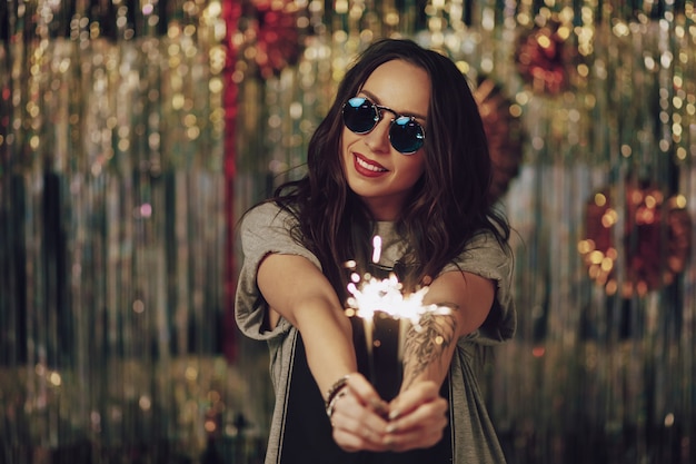 Foto grátis mulher atraente hipster segurando estrelinhas nas mãos