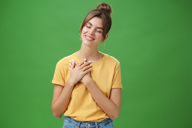 Mulher atraente jovem gentil e tímida feliz com dentes abertos, sorrindo sincero e grato fechando e ...