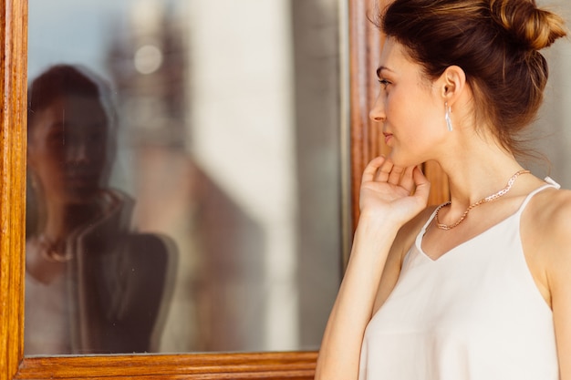 Foto grátis mulher atraente, olhando seu reflexo