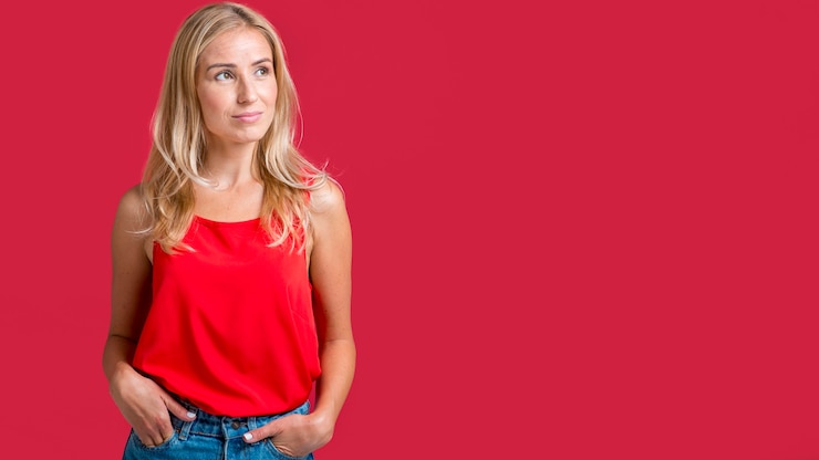 Foto grátis mulher atraente posando com um top vermelho com espaço de cópia