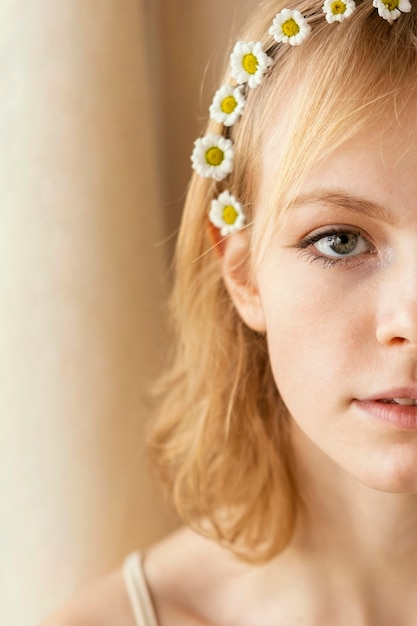 Foto grátis mulher atraente posando com uma coroa de flores da primavera