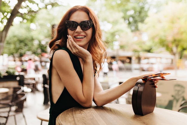 Mulher atraente sentada no café da cidade