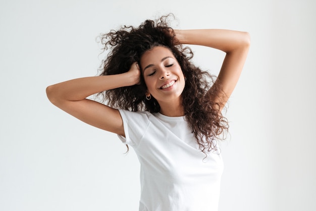 Mulher atraente sorridente com os olhos fechados