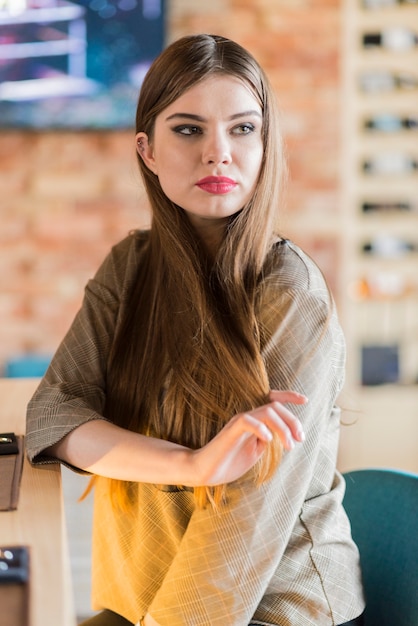 Foto grátis mulher atrativa com levantamento longo do cabelo