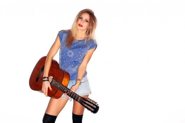 Foto grátis mulher atrativa que joga a guitarra