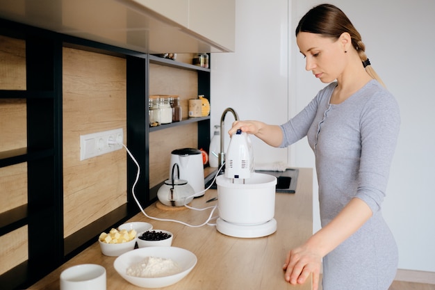 Foto grátis mulher autêntica usando um mixer de mão