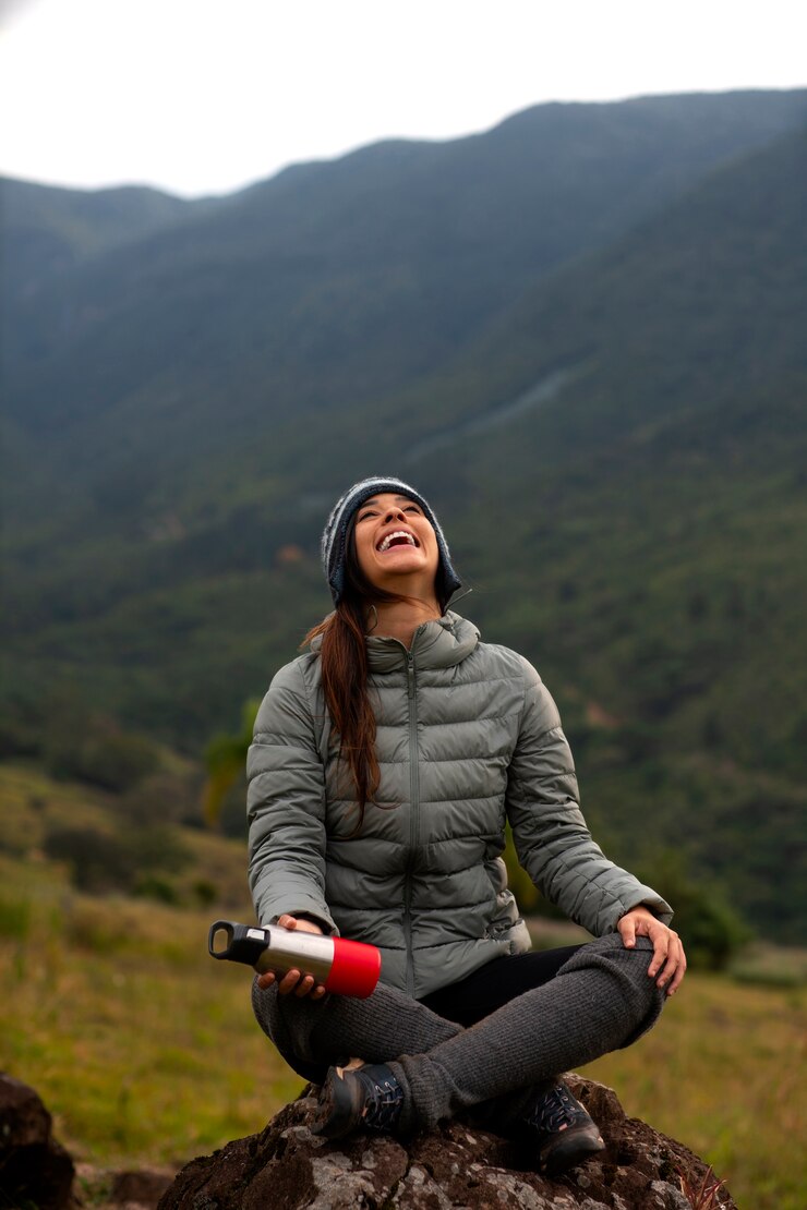 Foto grátis mulher aventureira de tiro completo acampando