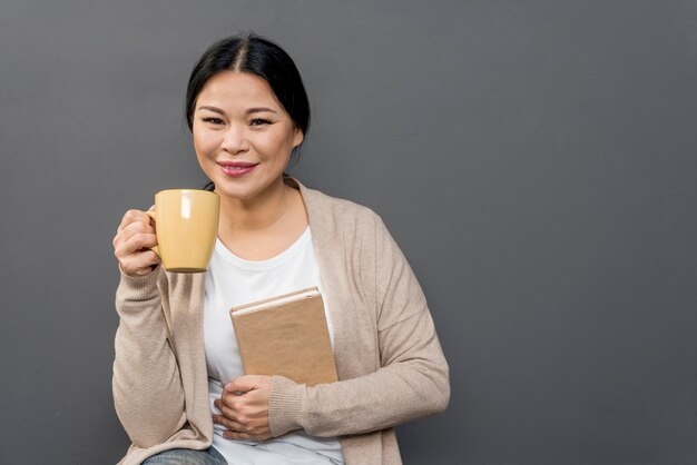 Mulher, bebendo café, e, leitura