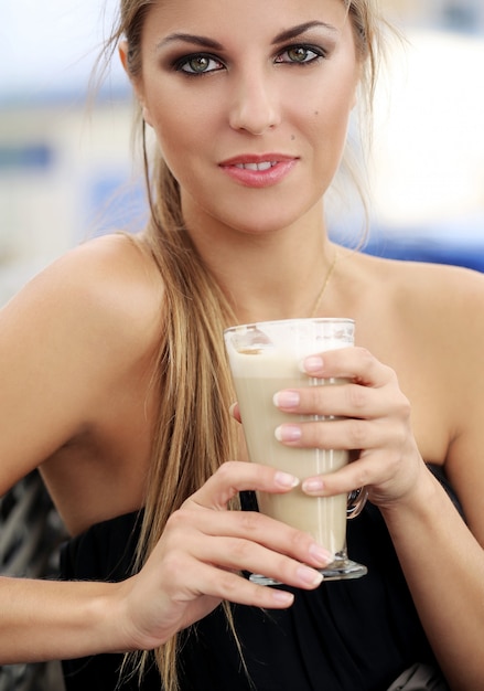 Foto grátis mulher bebendo café