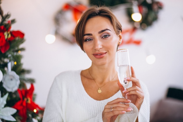 Mulher, bebendo, champaigne, por, árvore natal