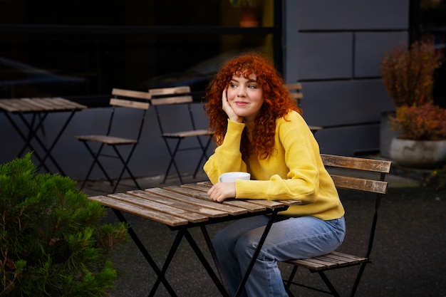 Foto grátis mulher bebendo chocolate quente no café