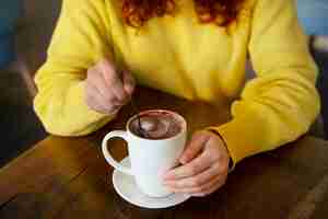 Foto grátis mulher bebendo chocolate quente no café