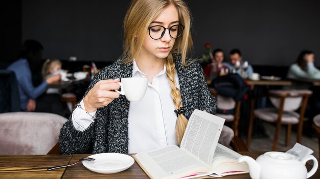 Mulher, bebendo, e, livro leitura