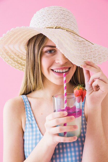 Mulher, bebendo, verão, coquetel