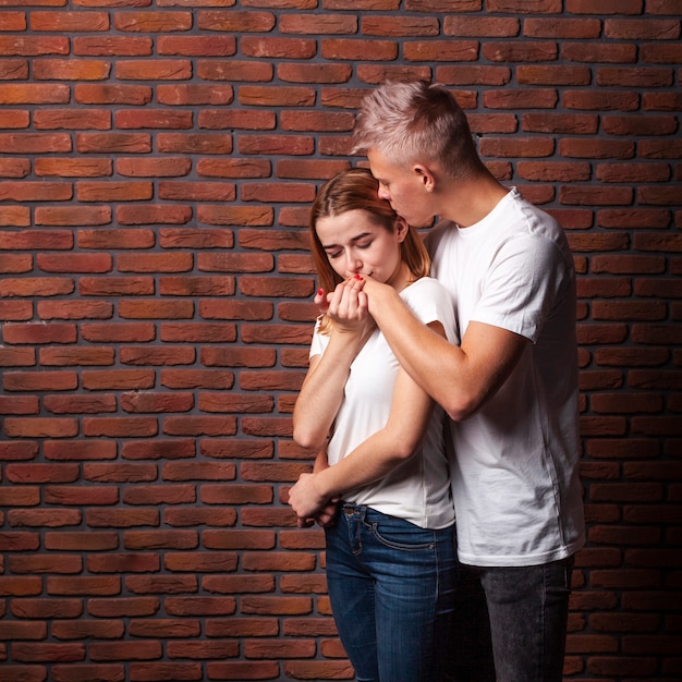 Foto grátis mulher beijando a mão do namorado com espaço de cópia