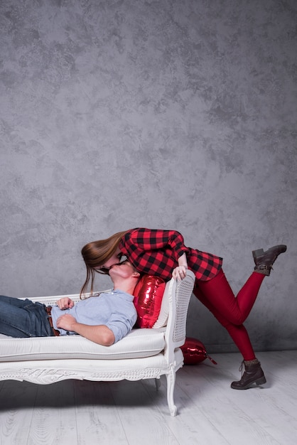 Foto grátis mulher, beijando, homem, ligado, sofá